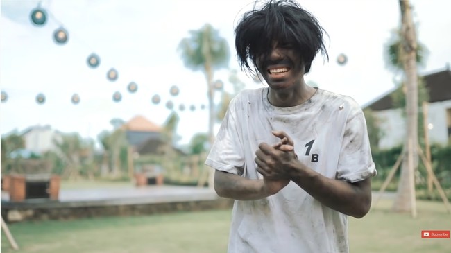 Atta HalilintarSebagai salah satu YouTuber paling banyak di-subscribe, Atta tak mau ketinggalan membuat konten eksperimen sosial pura-pura jadi gembel. Suami Aurel Hermansyah itu didandani cemong dan berpura-pura jadi gembel yang ingin makan di restoran. Sebelum ketahuan, penampilannya sukses bikin pelanggan ketakutan. Foto: YouTube