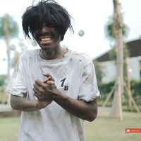 Atta HalilintarSebagai salah satu YouTuber paling banyak di-subscribe, Atta tak mau ketinggalan membuat konten eksperimen sosial pura-pura jadi gembel. Suami Aurel Hermansyah itu didandani cemong dan berpura-pura jadi gembel yang ingin makan di restoran. Sebelum ketahuan, penampilannya sukses bikin pelanggan ketakutan. Foto: YouTube