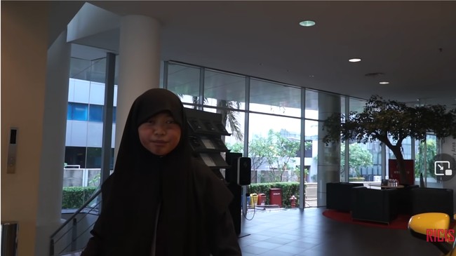 Ria RicisSeperti YouTuber lain, Ria Ricis juga melakukan eksperimen dengan berdandan jadi gembel lalu masuk toko mewah. Berpura-pura ingin beli mobil Mercy, penampilannya dibuat sederhana dan kucel lalu membawa uang receh dalam plastik. Dalam video, ia menyebut sempat dibentak oleh staf toko.Foto: YouTube