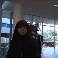 Ria RicisSeperti YouTuber lain, Ria Ricis juga melakukan eksperimen dengan berdandan jadi gembel lalu masuk toko mewah. Berpura-pura ingin beli mobil Mercy, penampilannya dibuat sederhana dan kucel lalu membawa uang receh dalam plastik. Dalam video, ia menyebut sempat dibentak oleh staf toko.Foto: YouTube