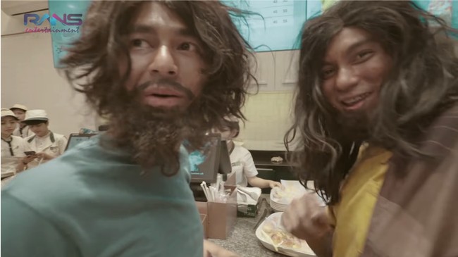 Raffi AhmadTak hanya istrinya, Baim Wong juga pernah mengajak sahabatnya Raffi Ahmad untuk menjadi gembel. Dalam sebuah video, Baim dikatakan ingin memberikan tantangan kepada Raffi sekaligus kejutan untuk Rafathar. Didandani oleh tim makeup film yang sama, Raffi masuk ke mal untuk membuktikan apakah mereka akan diterima dengan penampilan demikian.Foto: YouTube