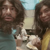 Raffi AhmadTak hanya istrinya, Baim Wong juga pernah mengajak sahabatnya Raffi Ahmad untuk menjadi gembel. Dalam sebuah video, Baim dikatakan ingin memberikan tantangan kepada Raffi sekaligus kejutan untuk Rafathar. Didandani oleh tim makeup film yang sama, Raffi masuk ke mal untuk membuktikan apakah mereka akan diterima dengan penampilan demikian.Foto: YouTube