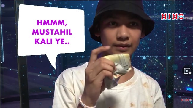 Nino KuyaBerbeda dengan YouTuber lainnya, penyamaran Nino Kuya sebagai gembel tidak dibuat terlalu kotor. Bisa dibilang penampilannya sebagai orang tidak mampu cukup sederhana tapi cukup bikin pangling. Ia tampak memakai kaus kotor dan kantung plastik berisi uang recehan. Meski begitu ia sukses membuat pegawai toko handphone curiga.Foto: YouTube