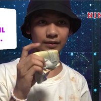 Nino KuyaBerbeda dengan YouTuber lainnya, penyamaran Nino Kuya sebagai gembel tidak dibuat terlalu kotor. Bisa dibilang penampilannya sebagai orang tidak mampu cukup sederhana tapi cukup bikin pangling. Ia tampak memakai kaus kotor dan kantung plastik berisi uang recehan. Meski begitu ia sukses membuat pegawai toko handphone curiga.Foto: YouTube