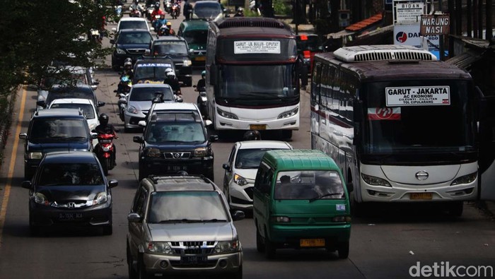 Terjadi peningkatan arus lalu lintas di Jalan Raya Garut-Bandung. Arus balik libur Natal mulai terlihat di Kawasan Cileunyi, Kabupaten Bandung.