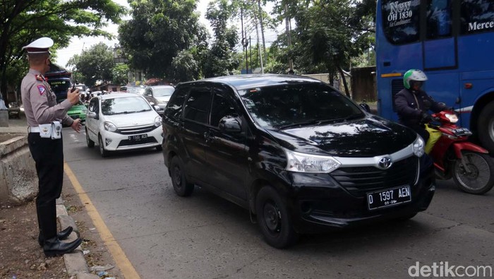 Arus Balik Libur Natal Terlihat di Cileunyi Terjadi peningkatan arus lalu lintas di Jalan Raya Garut-Bandung. Arus balik libur Natal mulai terlihat di Kawasan Cileunyi, Kabupaten Bandung.