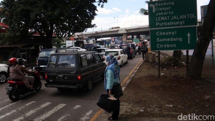 Terjadi peningkatan arus lalu lintas di Jalan Raya Garut-Bandung. Arus balik libur Natal mulai terlihat di Kawasan Cileunyi, Kabupaten Bandung.