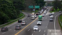 Lalu lintas tampak ramai lancar.