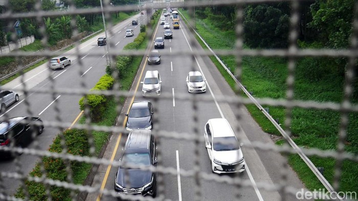 Arus balik libur Natal di ruas Jalan Tol Cipularang Bandung arah Jakarta mulai terlihat pada Minggu (26/12/2021) sore. Begini kondisinya.