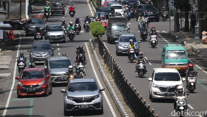 Suasana arus lalu lintas di Jalan Merdeka, Kota Bandung, Minggu (26/12/2021).