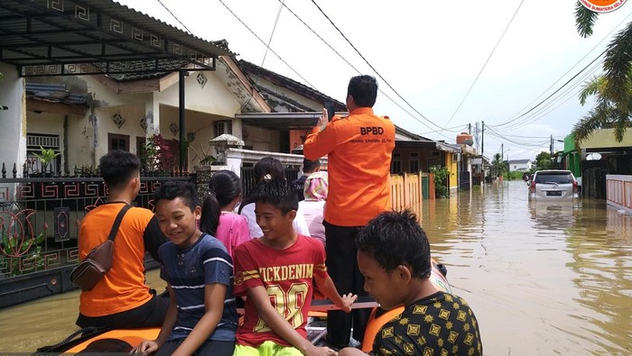 Banjir terjang 5 kecamatan di Palembang, Sumsel, Sabtu (25/12/2021).