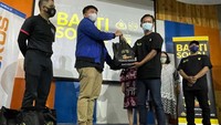 Community Director Kaskus Audry Sianturi, perwakilan Komunitas Mafindo Judith Monique Samanta, perwakilan dari Gojek dan Ketua Angkatan Alumni Akpol 2010 B Rinaksa Sakalamandala Reza Pahlevi saat memberikan bantuan paket sembako pada acara Bakti Sosial Alumni Akpol 2010 B di Jakarta, Minggu (26/12/2021).