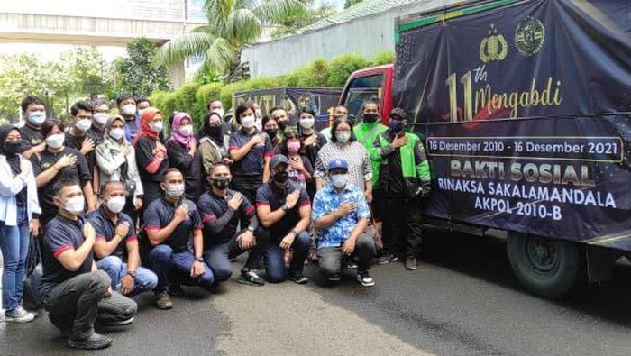 Kegiatan bakti sosial dengan pembagian paket sembako digelar di Cililitan, Jakarta. Warga yang terdampak pandemi menjadi sasaran kegiatan ini.