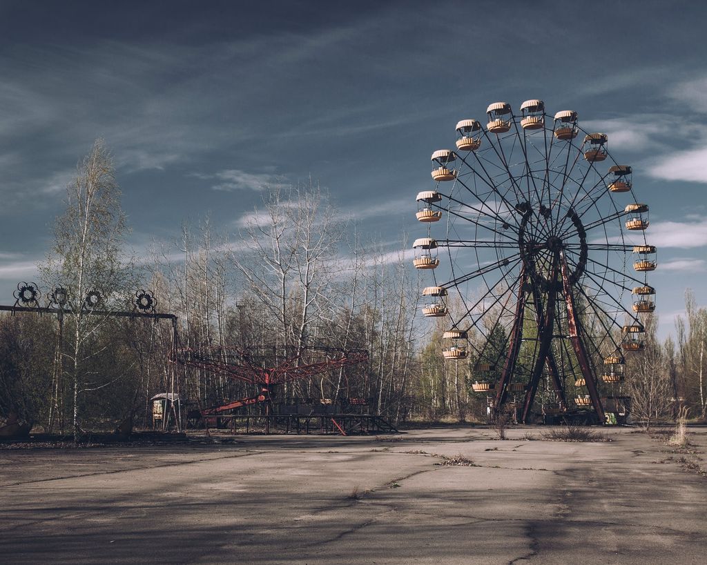Bekas taman bermain Ukraina setelah insiden Chernobyl. Insiden nuklir ini merupakan salah satu bagian dari keruntuhan Uni Soviet.