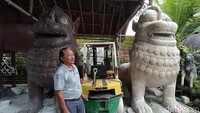Proses pembuatan ikon gerbang melibatkan sekitar 100 orang. Namun pengerjaan karya ini bukanlah karya pertama Nyoman, dia telah membuat berbagai karya di beberapa daerah, bahkan luar negeri. (Eko Susanto/detikcom)