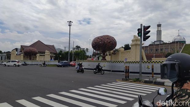 Berkenalan dengan Perupa I Nyoman Alim Mustapha di Balik Gerbang Masuk Borobudur