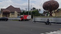 Sementara, dari arah Yogyakarta, gerbang berada di Palbapang, Kecamatan Mungkid dengan ikon singa. Sementraa gerbang di Blondo, Kecamatan Mungkid dengan ikon kalpataru. (Eko Susanto/detikcom)