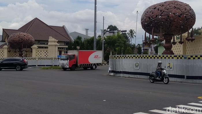 Berkenalan dengan Perupa I Nyoman Alim Mustapha di Balik Gerbang Masuk Borobudur Berkenalan dengan Perupa I Nyoman Alim Mustapha di Balik Gerbang Masuk Borobudur