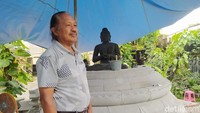 Saat masih duduk di bangku SMA, dia sudah mendapat pesanan untuk memahat 1.000 kepala patung Buddha. Proses belajar memahat dilakukan secara otodidak.  (Eko Susanto/detikcom)