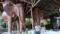 Pekerjaan itu dilakukan di sanggar, kemudian dibawa menuju lokasi untuk dipasang. Adapun pengerjaan di sanggar dilakukan sejak April 2021. (Eko Susanto/detikcom)