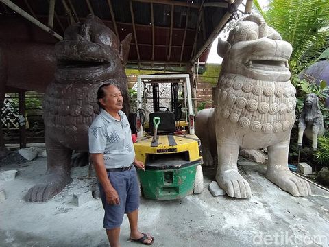 Berkenalan dengan Perupa I Nyoman Alim Mustapha di Balik Gerbang Masuk Borobudur