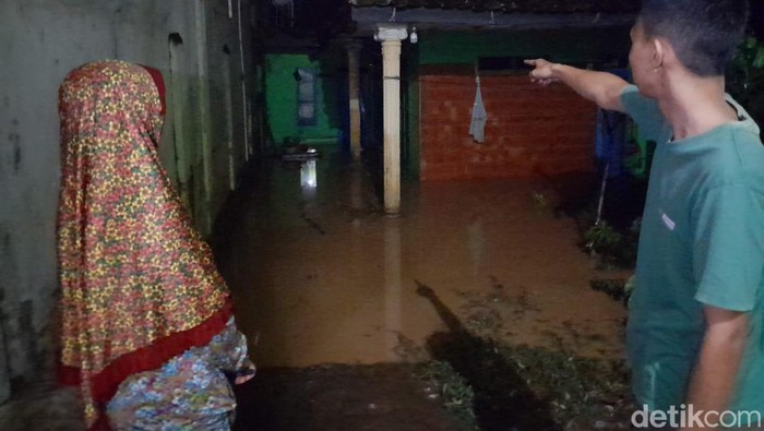 Cerita warga Jatinangor naik ke atap rumah saat banjir datang