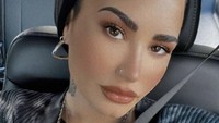 Penampilan baru tersebut diungkap Demi Lovato melalui akun Instagram-nya. Foto: (Dok. Instagram @demilovato)