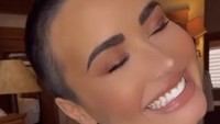 Demi Lovato juga mengunggah video berupa perubahan penampilannya di Instagram. Foto: (Dok. Instagram @demilovato)