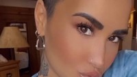 Ia tampak percaya diri dengan rambut plontos. Foto: (Dok. Instagram @demilovato)