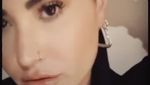 Demi Lovato Tampil Beda, Kini Berambut Botak