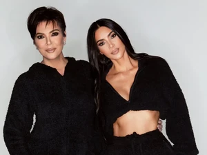 Kim Kardashian Rilis Foto Natal Keluarga Paling Beda, Tak Ada Orang-orang Ini