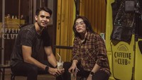 Seperti pada foto yang satu ini, ia bersama Destiara nongkrong bareng di sebuah kafe. Mereka sama-sama memesan menu kopi favoritnya.Foto: Instagram @nadeowinata