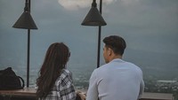 Nedeo Winata memang sering mengajak istrinya untuk ngopi bareng di kafe-kafe unik. Salah satunya ngopi di kafe dengan pemandangan pegunungan seperti ini. Foto: Instagram @nadeowinata