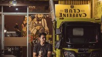 Momen Nadeo Winata dan Destiara Sari saat nongkrong di kafe ini juga tak kalah romantis. Bukan kopi, kali ini mereka memesan minuman lainnya. Foto: Instagram @nadeowinata