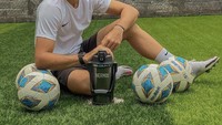 Sebelum menjadi kiper timnas, Nadeo Winata pernah menjadi kiper di club Bali United. Pria berusia 24 tahun tersebut sukses menarik perhatian netizen Indonesia. Foto: Instagram @nadeowinata