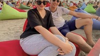 Terakhir ada kebersamaan Nadeo Winata dan sang istri saat nongkrong di tempat makan di pinggir pantai. Mereka menikmati hidangan dengan pemandangan sunset dan duduk di bean bag. Foto: Instagram @nadeowinata