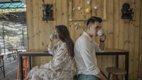 Pose Nadeo Winata dan sang istri saat ngopi ini juga membuat netizen baper. Mereka berpose saling membelakangi dan sama-sama menyeruput kopi. Foto: Instagram @nadeowinata