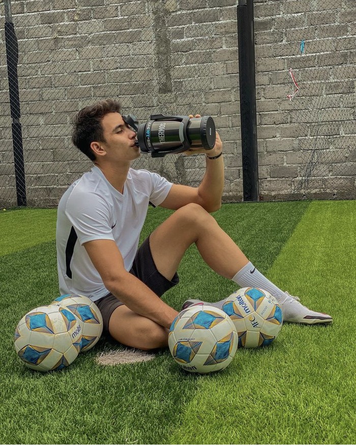 Galeri Nadeo Winata Gaya Keren Nadeo Winata yang Tepis Tendangan Penalti Singapura