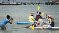 Hospitality and Event Manager Leebong Island Gerilyano Tomodok mengatakan banyak masyarakat yang dilibatkan untuk mendukung pengelolaan dan pengembangan pulau seluas 37 hektare itu.