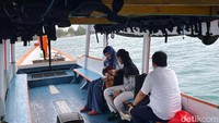 Diantaranya, direkrut sebagai operator kapal antar jemput pengunjung. Mulanya, manajemen menyulap 25 kapal nelayan setempat sebagai angkutan khusus penumpang. Kapal-kapal itu kemudian didaftar dan dioperasikan sesuai kebutuhan manajemen.