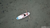 Wisatawan menikmati suasana laut Pulau Leebong, Badau, Kabupaten Belitung.