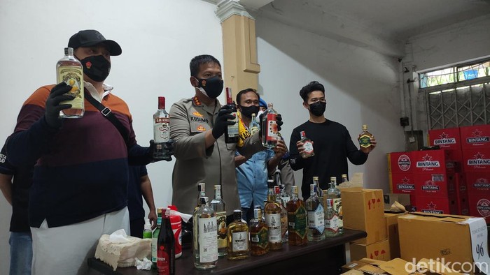gudang miras di sidoarjo digerebek