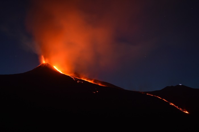 Gunung Etna, Italia yang sedang erupsi. Kenapa gunung ini bisa tambah tinggi?