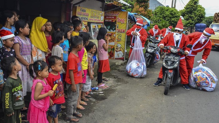 Warga berpakaian 
