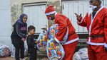 Ho Ho Ho.. Santa Bagi-bagi Hadiah Natal di Jalanan