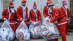 Ho Ho Ho.. Santa Bagi-bagi Hadiah Natal di Jalanan