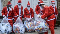 Umat Kristiani membagikan 300 tas sekolah berisi makanan kepada anak-anak.