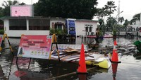 Hujan angin juga menyebabkan tenda dan properti di Pos Pelayanan Natal dan Tahun Baru di alun-alun porak-poranda. Angin yang menerjang pos pelayanan ini membuat para petugas berhamburan keluar. 