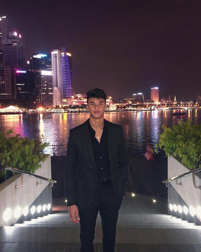 Di Instagram, pria itu sering menunjukkan gaya stylish-nya. Pemilik akun @ikhsanfandi tersebut mengunggah potretnya berbusana ala hypebeast hingga formal bak gentleman. Foto: Instagram @ikhsanfandi