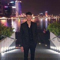 Di Instagram, pria itu sering menunjukkan gaya stylish-nya. Pemilik akun @ikhsanfandi tersebut mengunggah potretnya berbusana ala hypebeast hingga formal bak gentleman. Foto: Instagram @ikhsanfandi